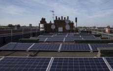 伦敦的公寓楼安装太阳能电池板