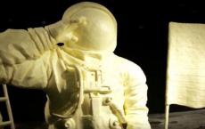 阿波罗11号宇航员荣获黄油雕塑