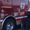 洛杉矶的一名男子将他的特斯拉Model S甩到消防车后面