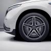 终于可以使用Mercedes EQC轮毂与奥迪e-tron和Jaguar i-Pace竞争的车型