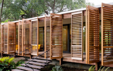 木制百叶窗打开以揭示由Brillhart Architecture设计的迈阿密房屋