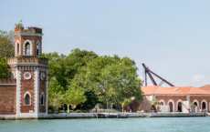 在威尼斯建筑双年展上展示了拱形的Droneport原型