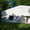 让维维尔在蒙特利尔郊区完成了白色隔板房子