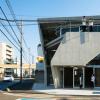 AtelierTekuto的东京住宅带有天窗旨在构筑天空