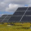 自动追踪太阳的双面太阳能电池板可产生更多的能量