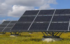 自动追踪太阳的双面太阳能电池板可产生更多的能量